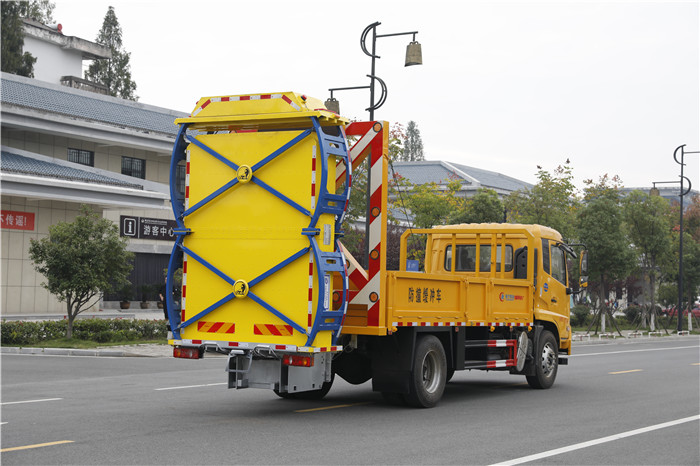 道路安全守護(hù)者 河北邢臺東風(fēng)防撞緩沖車在公路養(yǎng)護(hù)與救護(hù)中的關(guān)鍵作用